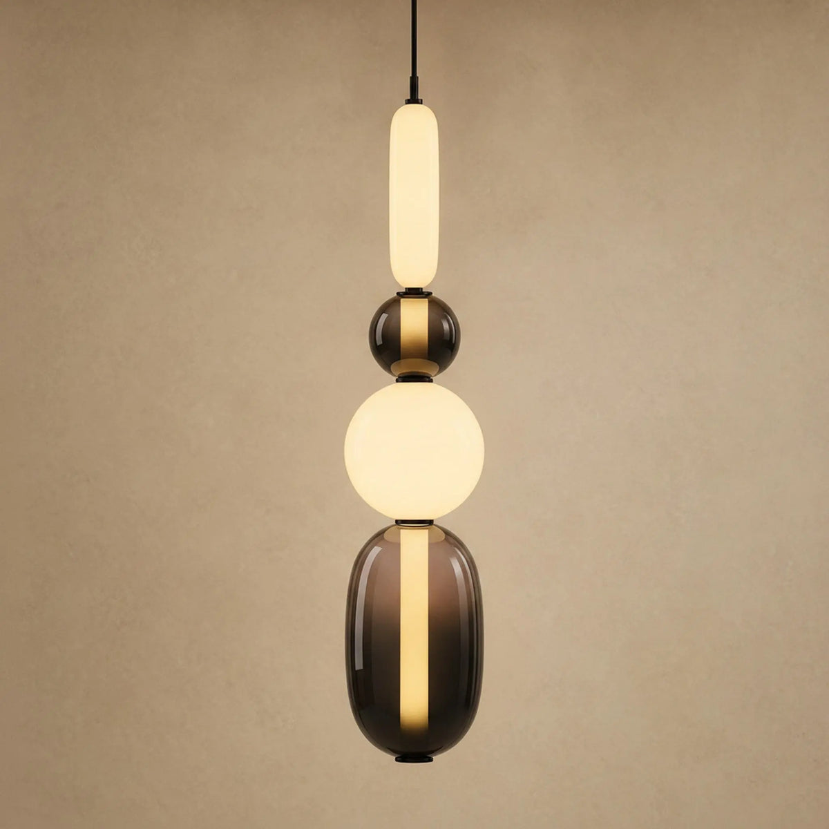 Suspension verre coloré Zuccara, quatre perles à bille noire et fumé, hauteur 69 cm