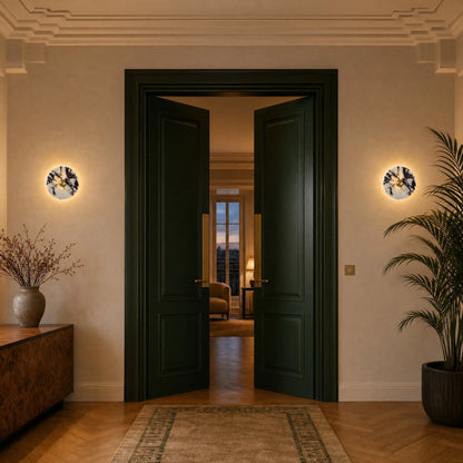 Paire d'appliques murales Art déco Kivara encadrant une double porte laquée vert bouteille | Delvanie
