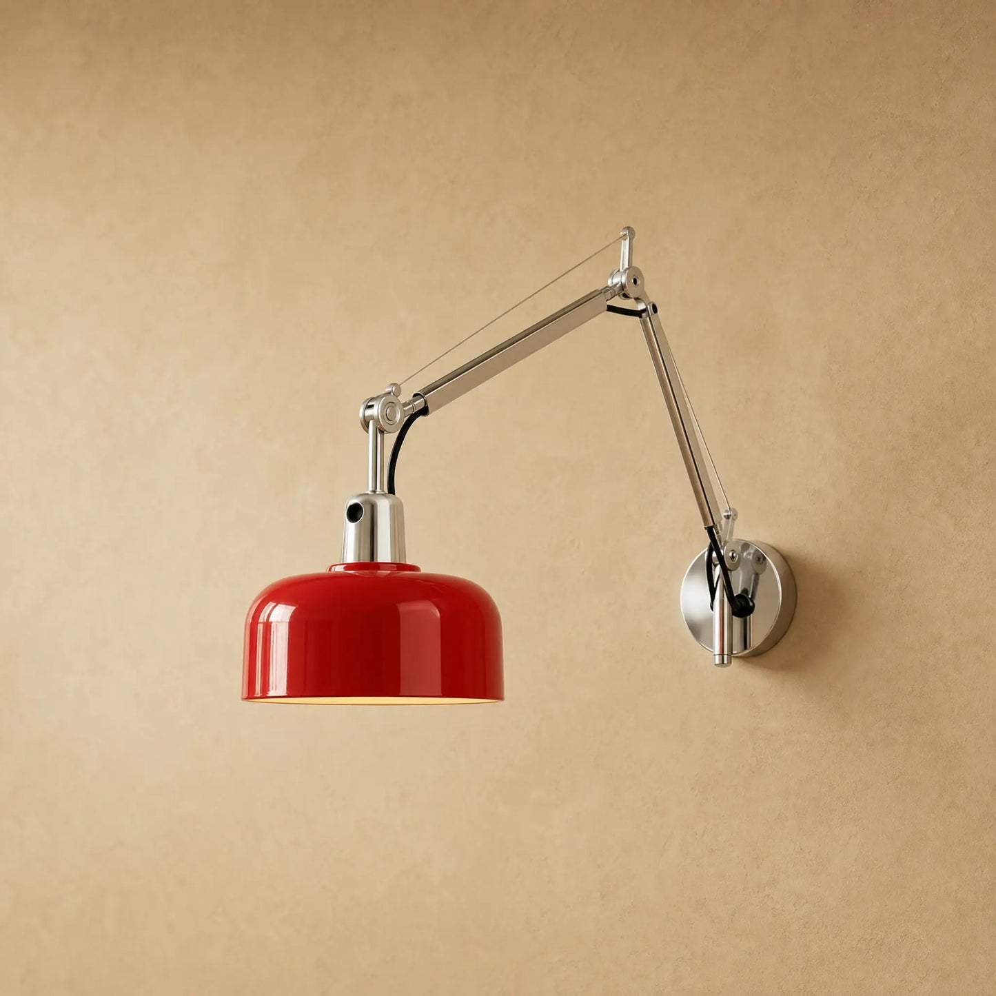 Applique murale articulée à bras long, abat-jour rouge laqué et bras chromé | Delvanie