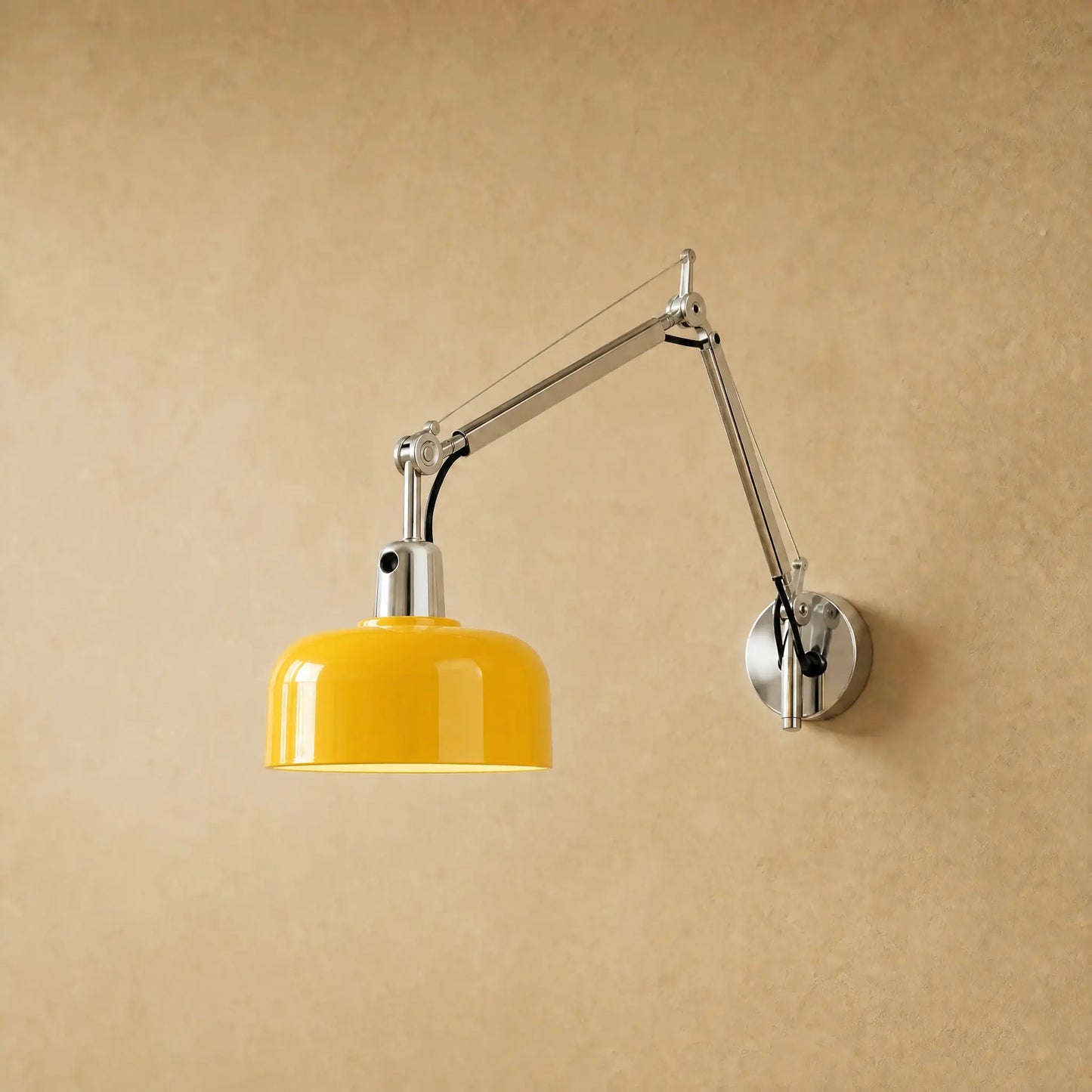 Applique murale articulée à bras long, abat-jour jaune laqué et bras chromé | Delvanie