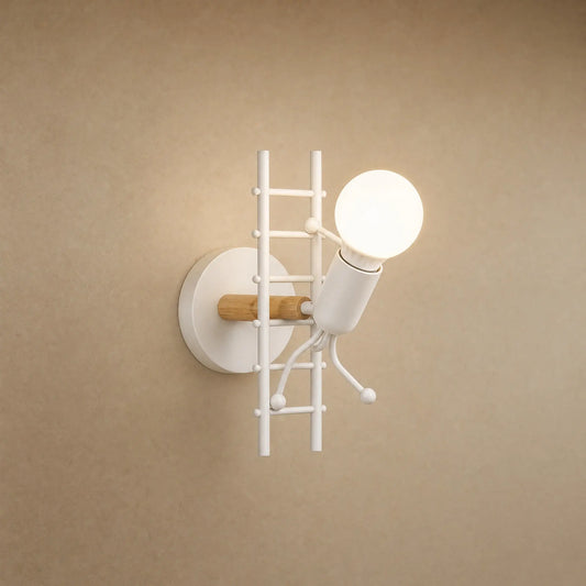 Applique murale blanche Divaro, petit grimpeur sur son echelle en fer laque et bois clair | Delvanie