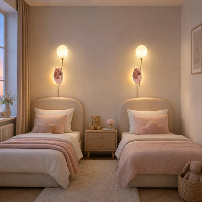 Deux appliques ours ballon roses dans une chambre partagée à deux lits | Delvanie