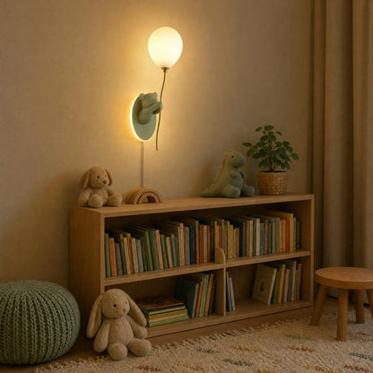 Applique ours ballon vert sauge allumée dans un coin lecture d'enfant | Delvanie