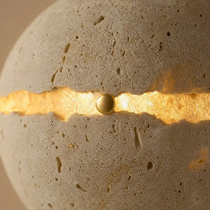 Détail de la fente lumineuse : le travertin devient translucide et rougeoie autour de la cassure | Delvanie