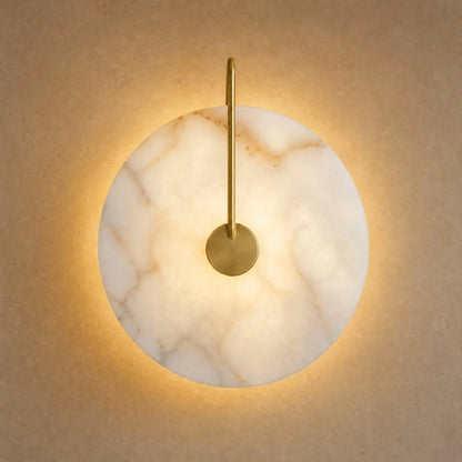 Applique murale salon en marbre naturel, disque Ø 25 cm sur crosse dorée, allumée | Delvanie