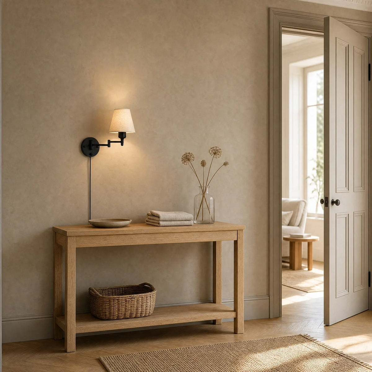 Applique murale tissu allumee au-dessus d'une console en chene dans une entree