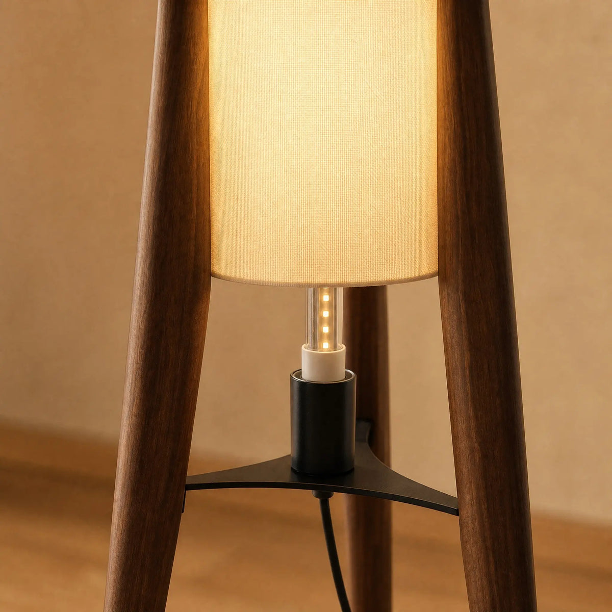 Détail des pieds en bois, du moyeu noir et de la douille E27 du lampadaire Nagiro | Delvanie