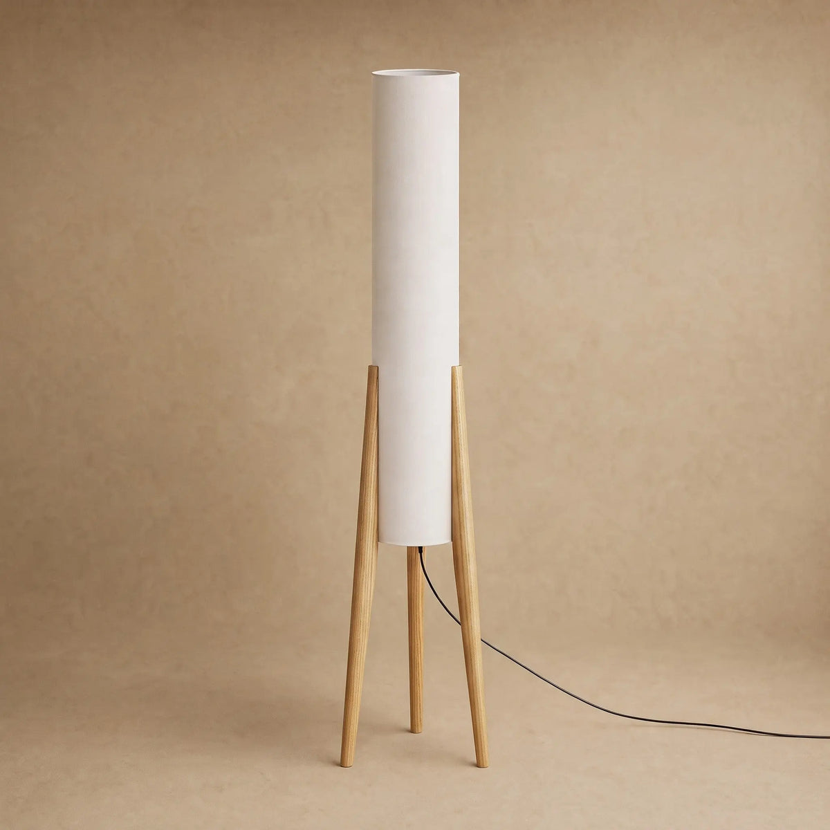 Lampadaire Nagiro en finition bois clair, colonne de tissu écru sur trépied | Delvanie