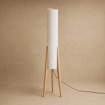 Lampadaire Nagiro en finition bois clair, colonne de tissu écru sur trépied | Delvanie