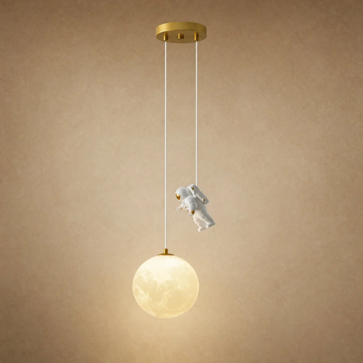 Lampe astronaute Hoshira, globe lune et figurine sur fond minéral beige | Delvanie