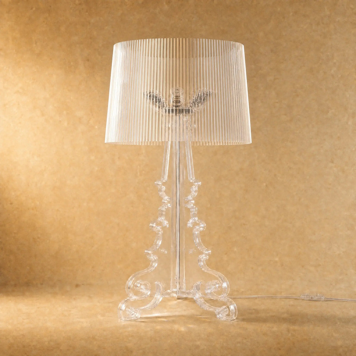 Lampe baroque Rivento en acrylique transparent, colonne à volutes et abat-jour cannelé, vue de face