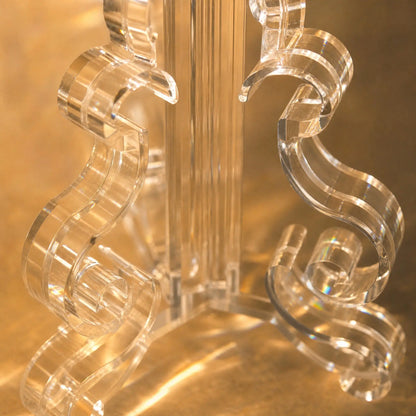 Détail des volutes en acrylique translucide de la colonne de la lampe baroque Rivento