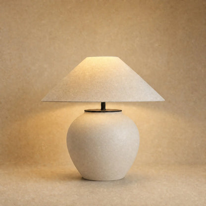 Lampe céramique à poser, jarre blanche mate et large abat-jour écru, allumée | Delvanie
