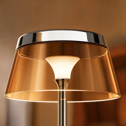 Détail de la couronne chromée et de l'abat-jour ambré traversé par la lumière de la lampe Sévali | Delvanie