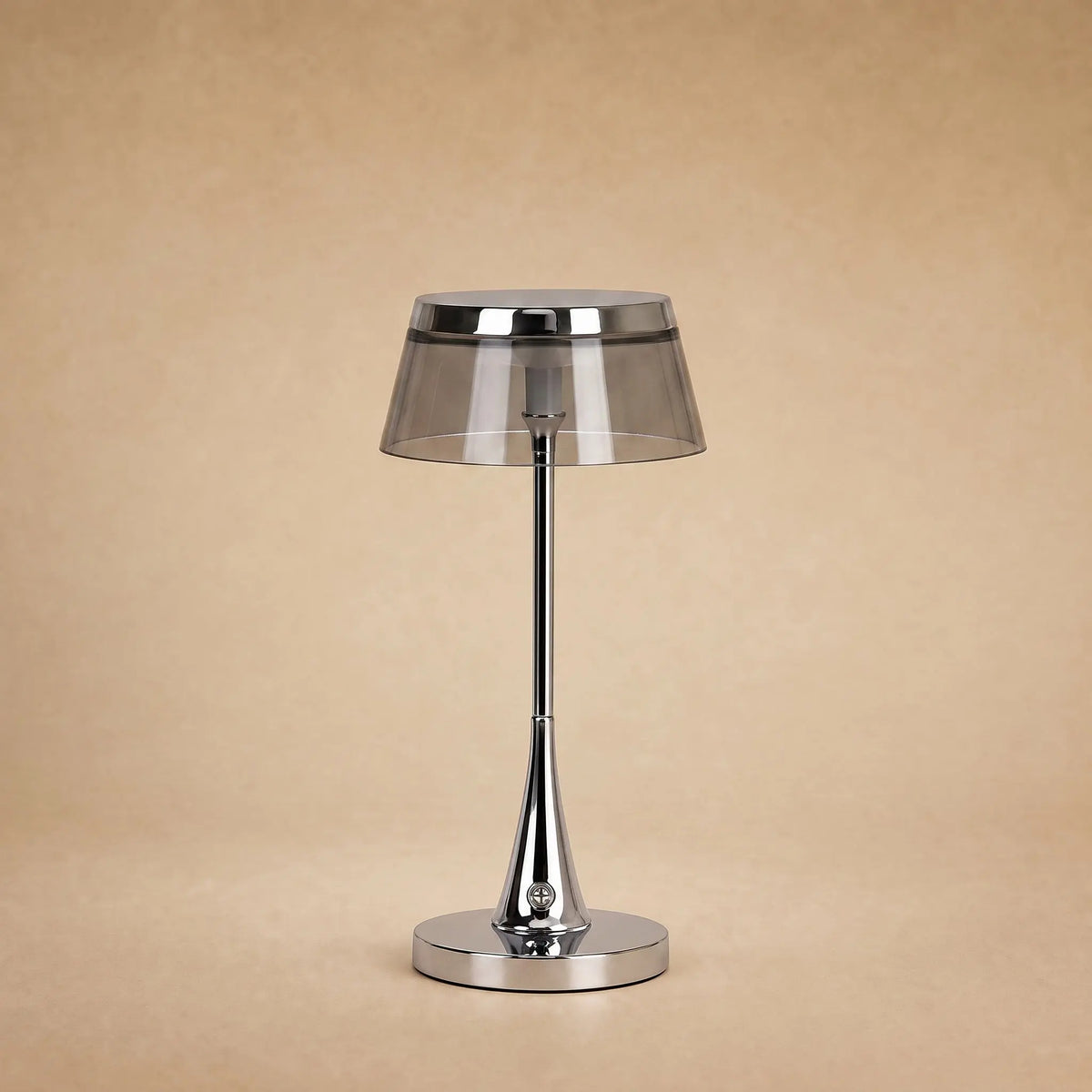 Lampe rechargeable Sévali, abat-jour gris fumé et couronne chromée | Delvanie