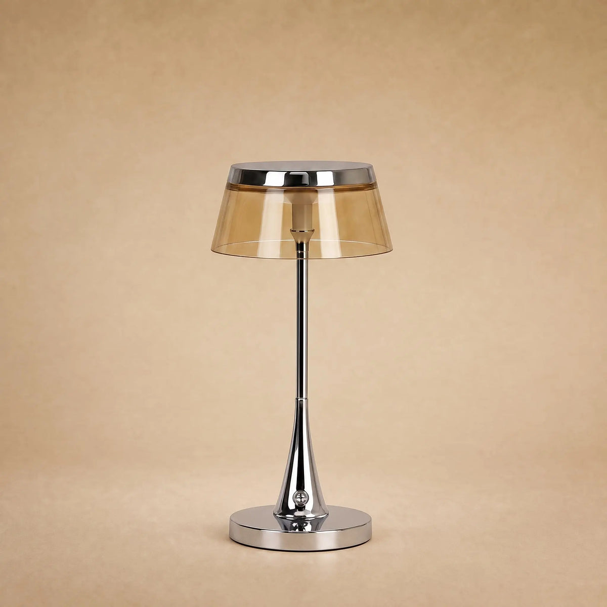Lampe rechargeable Sévali, abat-jour ambré et couronne chromée | Delvanie