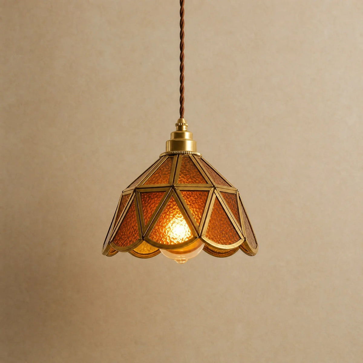 Lampe vitrail Mosaira, corolle en verre ambre sertie de laiton doré à bord festonné