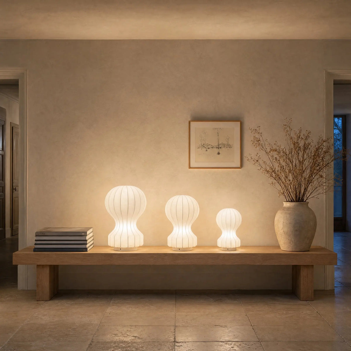 Trois lampes d'ambiance cocon allumees alignees sur un banc de chene | Delvanie