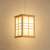 Lanterne japonaise Washiya en pin massif, panneaux shoji, sur fond minéral beige | Delvanie