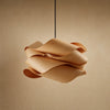 Lustre bois nuage Kumoya en placage de bois naturel, fond minéral beige | Delvanie