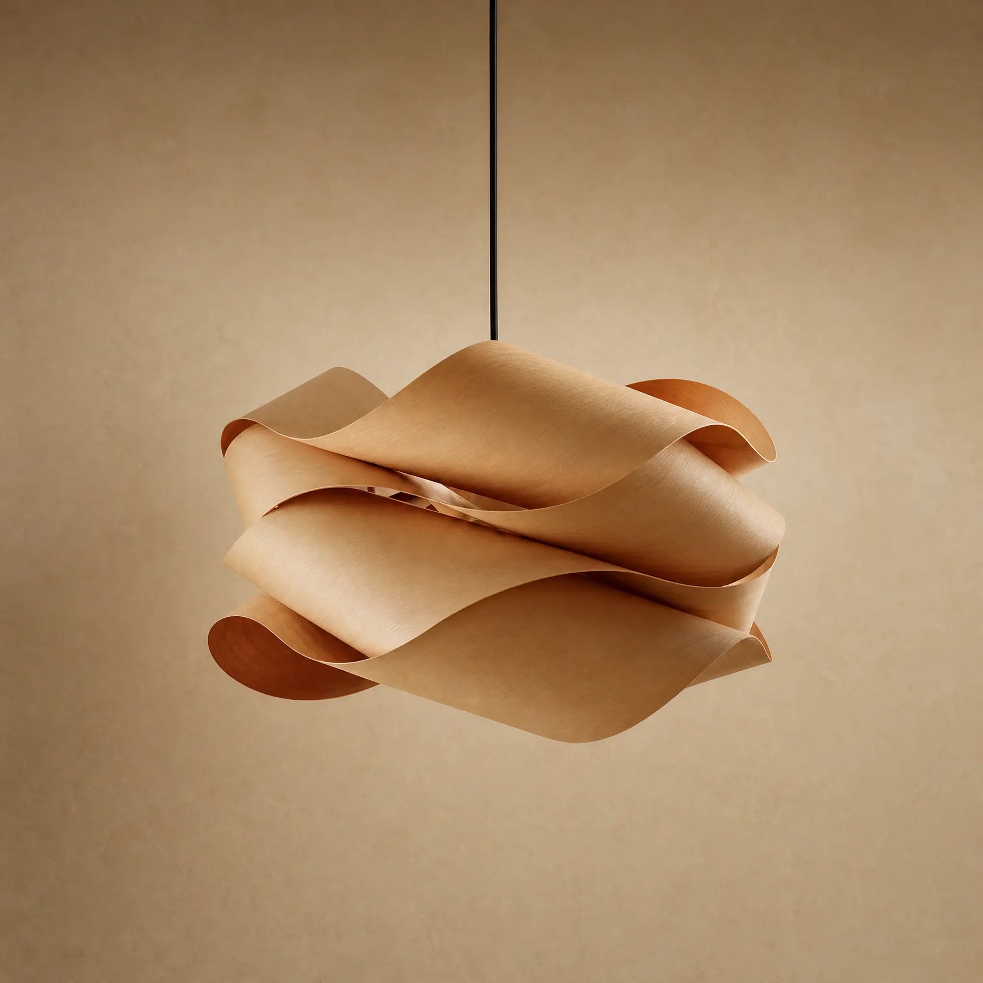 Lustre bois nuage Kumoya en placage de bois naturel, fond minéral beige | Delvanie