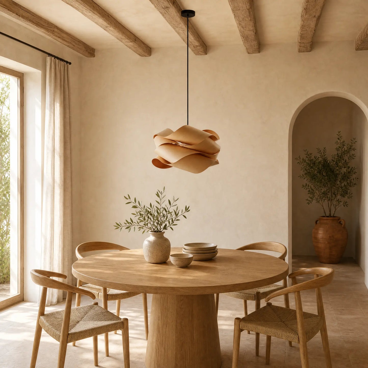 Suspension nuage en bois Kumoya au-dessus d'une table ronde en chêne dans une salle à manger | Delvanie