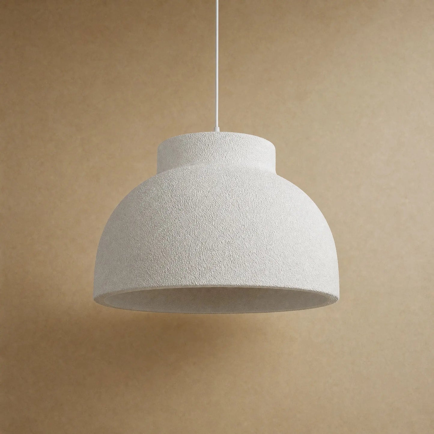 Lustre chambre wabi-sabi Nivoya blanc, dôme crépi sculpté à la main | Delvanie