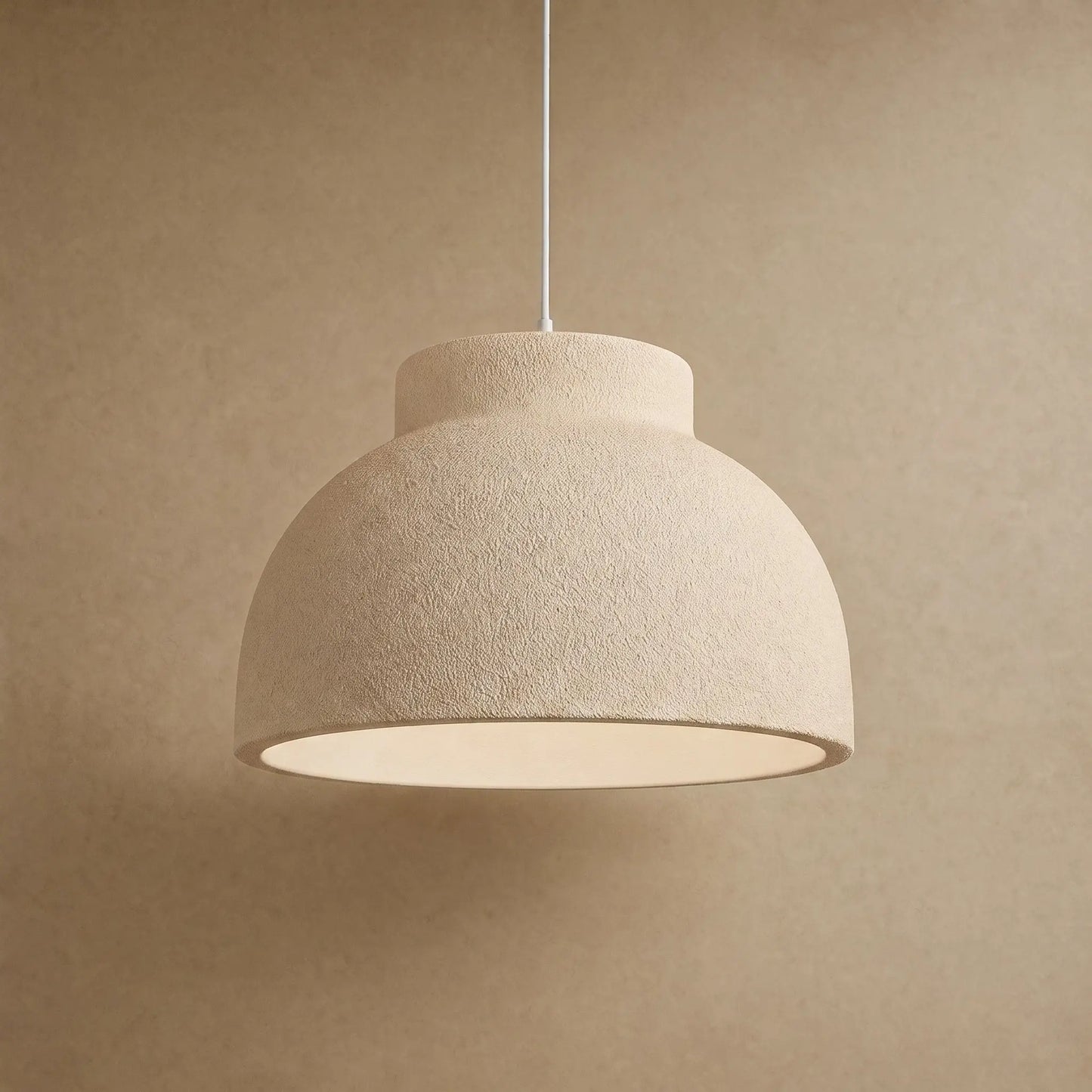 Lustre chambre wabi-sabi Nivoya crème, dôme crépi sculpté à la main | Delvanie