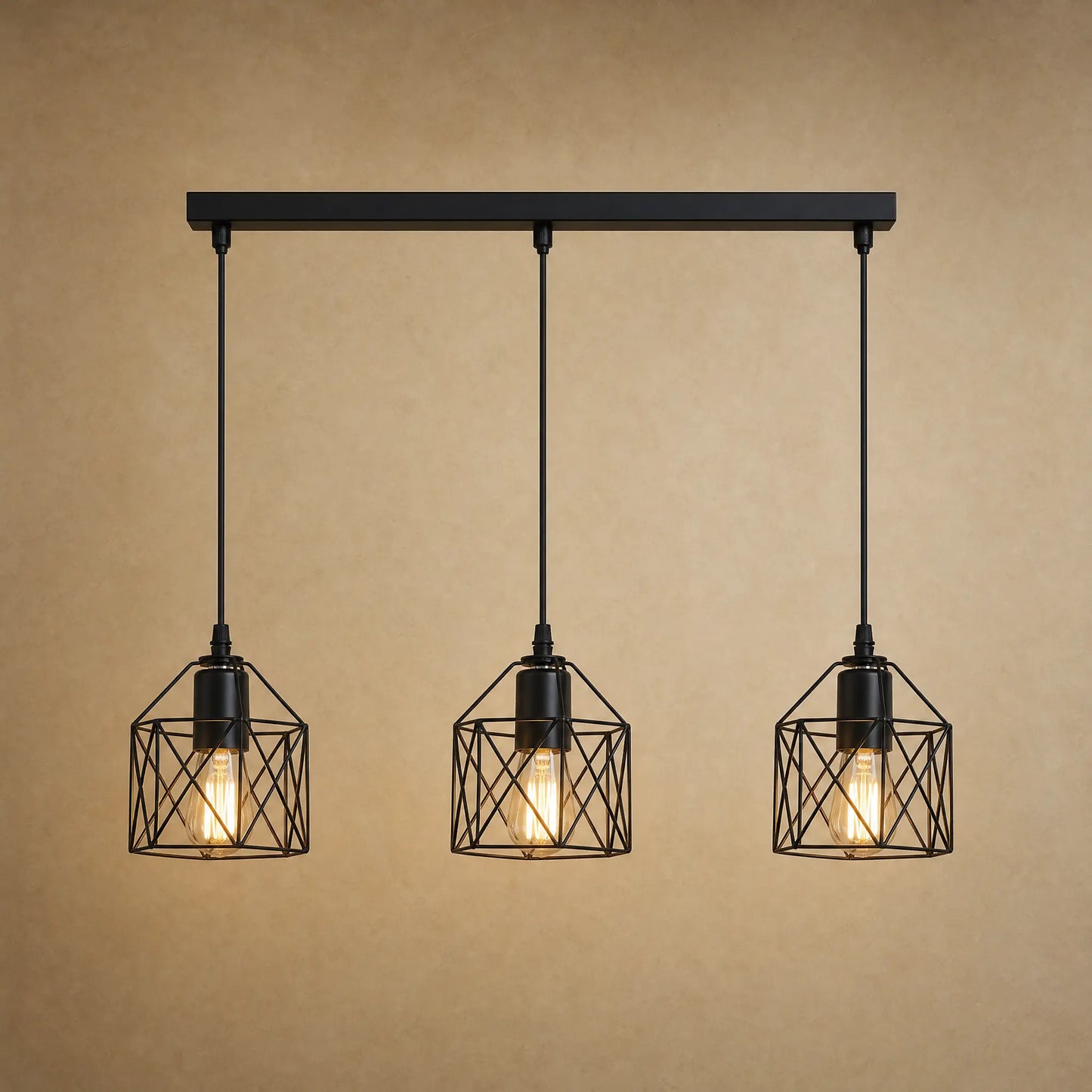 Lustre cuisine Feroya, trio de cages noires en fer, fond minéral beige | Delvanie