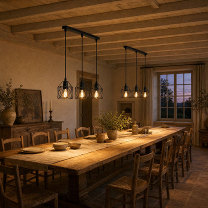 Deux lustres Feroya alignés au-dessus d'une longue table de ferme au soir | Delvanie