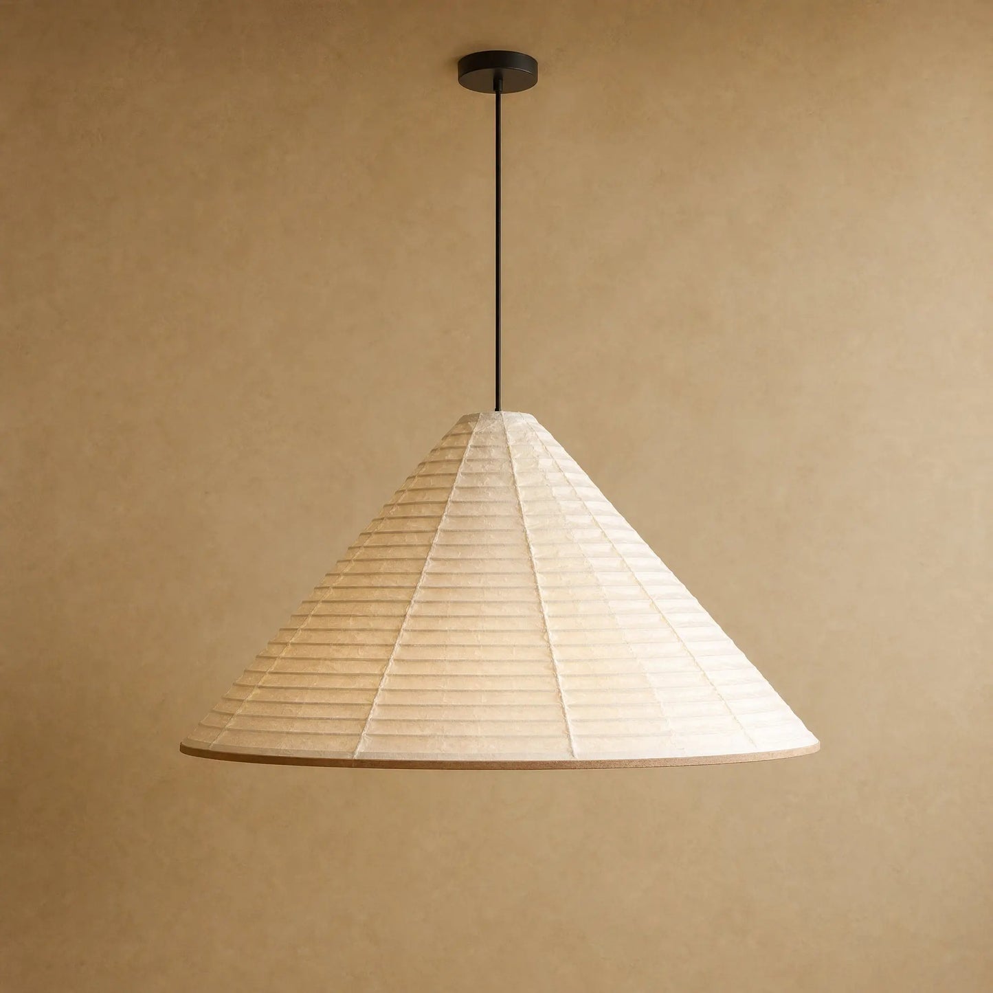 Lustre salle a manger en papier de riz, cone plisse ecru Yumea | Delvanie