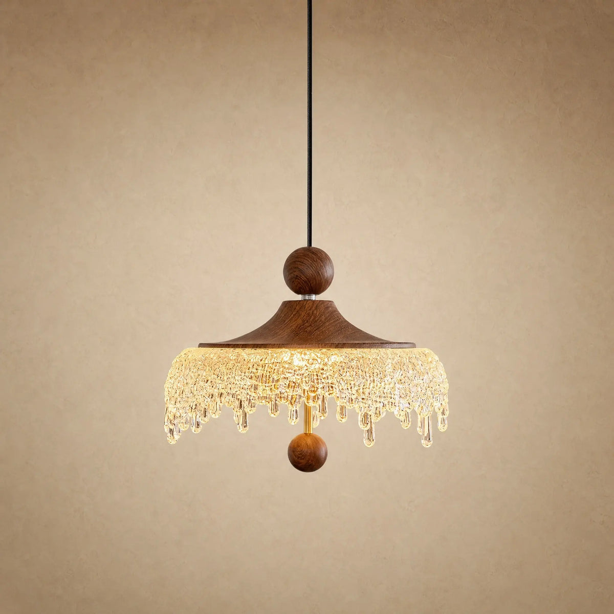 Petite suspension Aubine, chapeau de bois teinté noyer et frange d'acrylique givré, allumée