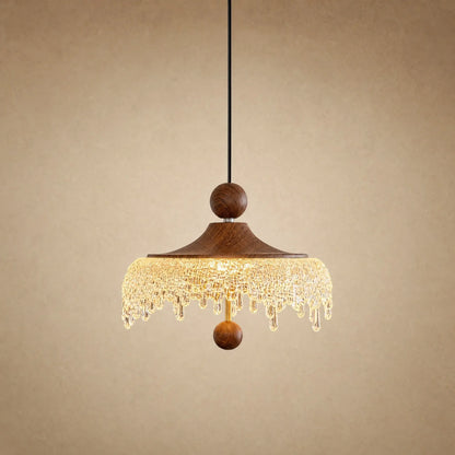 Petite suspension Aubine, chapeau de bois teinté noyer et frange d'acrylique givré, allumée