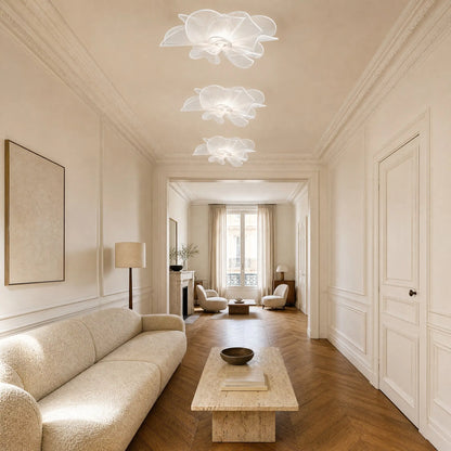 Trois plafonniers fleur blancs Blomyn alignés au plafond d'un salon en enfilade | Delvanie