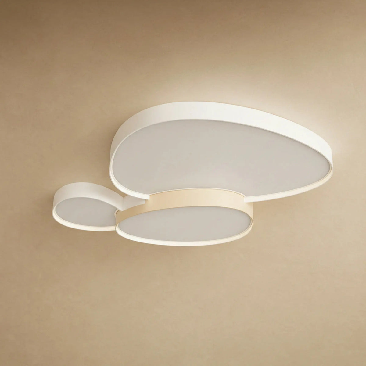Plafonnier blanc Anteva en version trio de trois galets, packshot