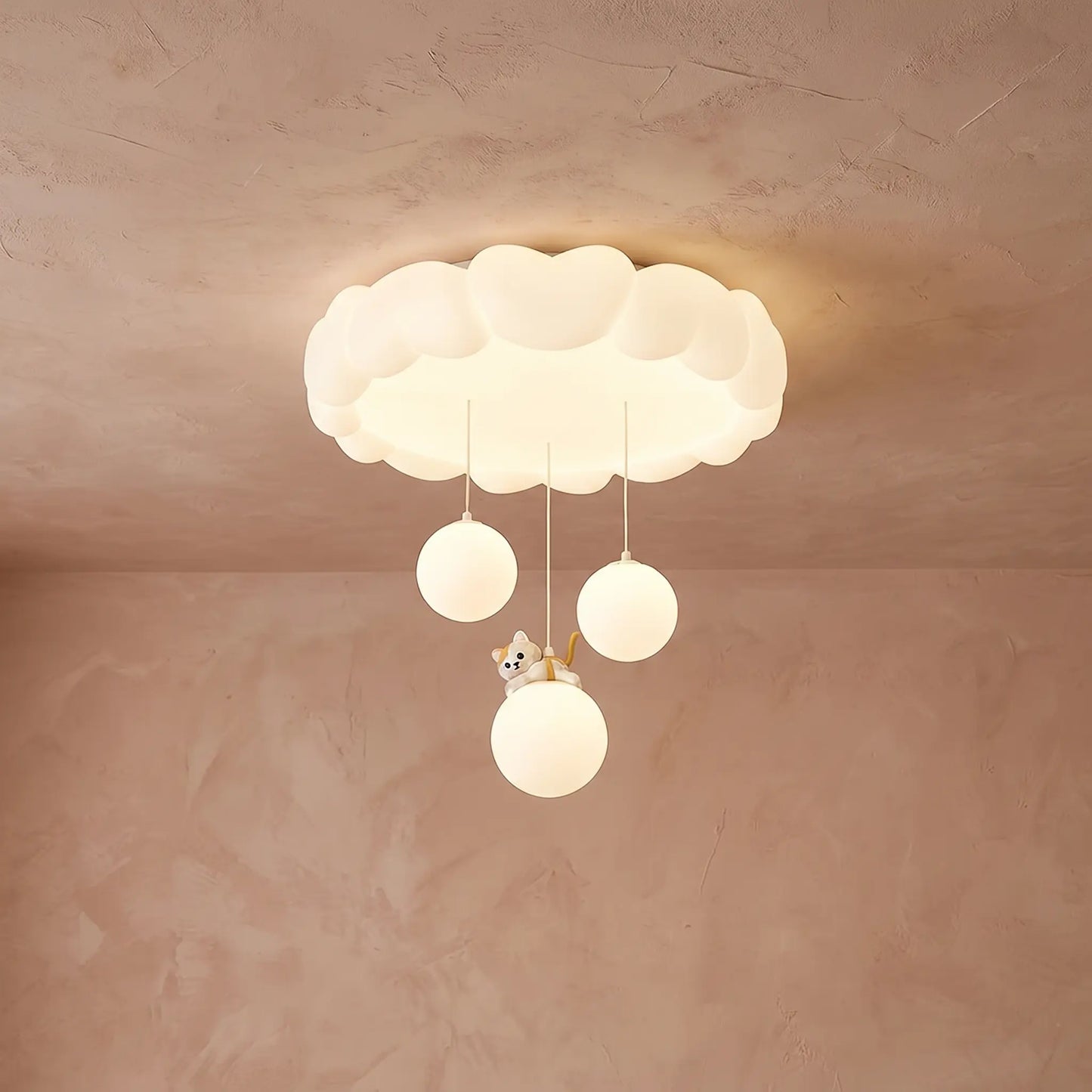 Plafonnier Célyna Nuages, installé au plafond, allumé, fond plâtre rose-beige