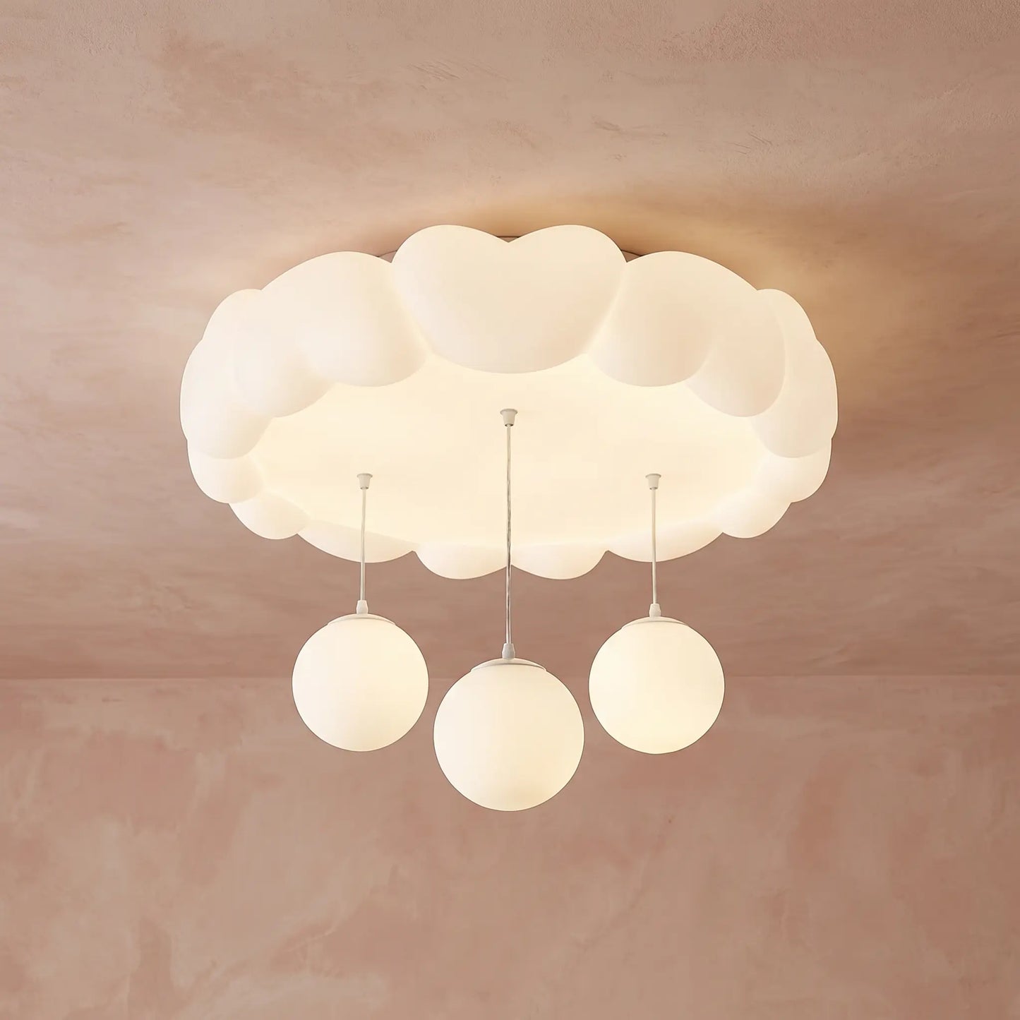Plafonnier Célyna Nuages et Panda B, installé au plafond, allumé