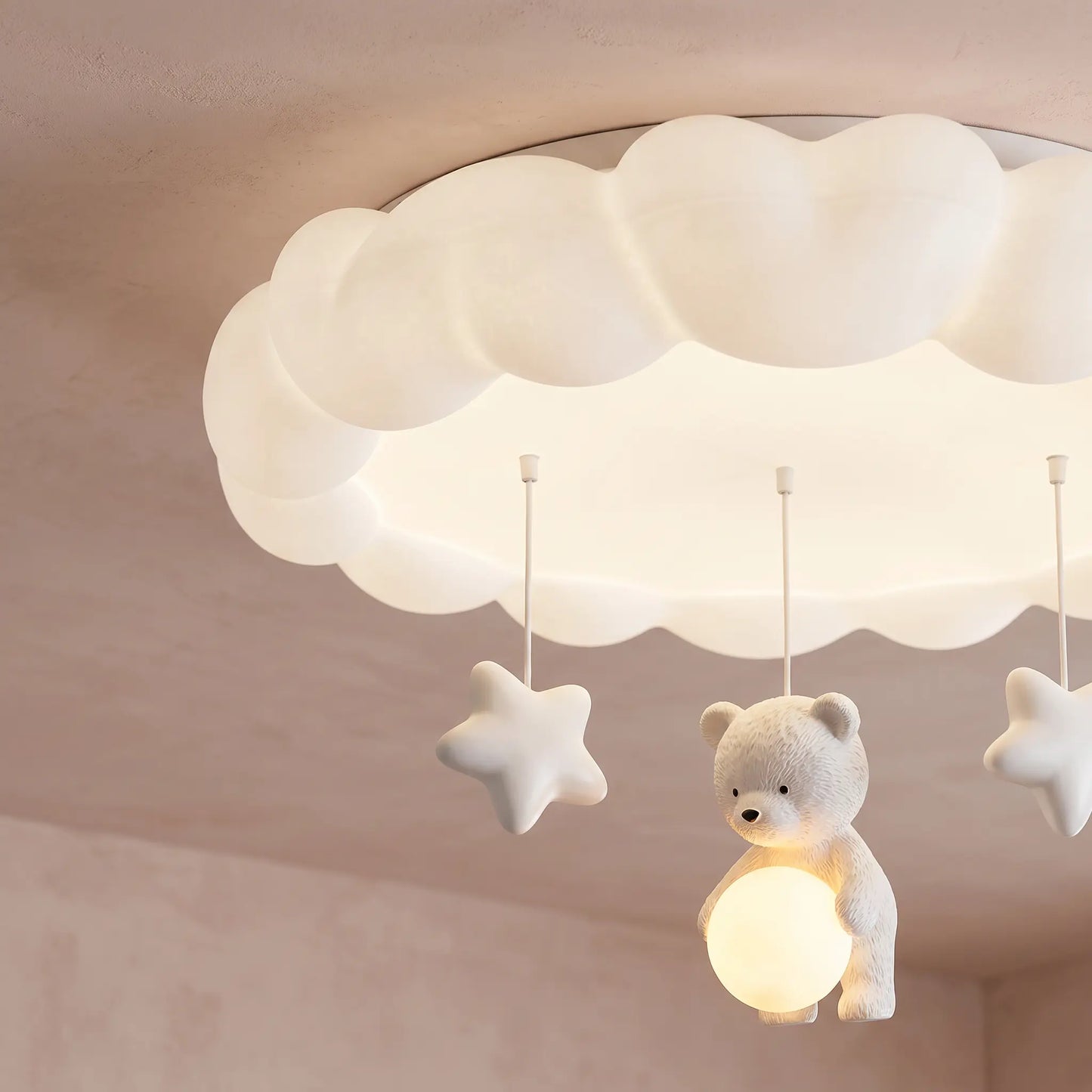 Plafonnier Célyna – détail étoiles pendantes et figurine ours sous le nuage lumineux