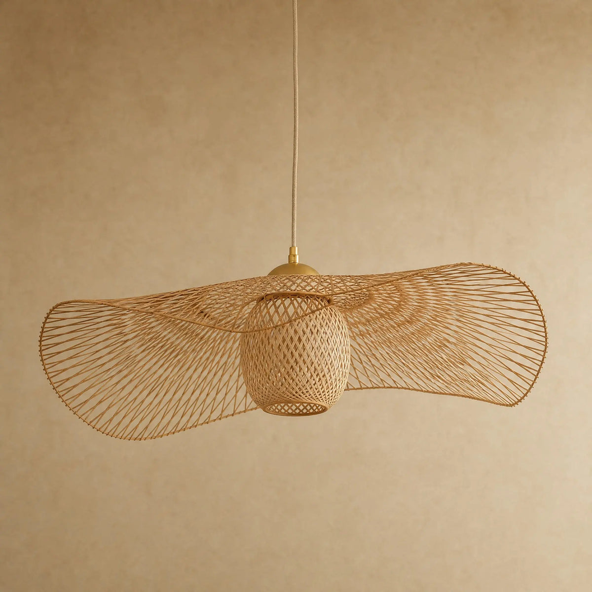 Suspension bambou Takenya, chapeau tissé main en bambou naturel, packshot | Delvanie