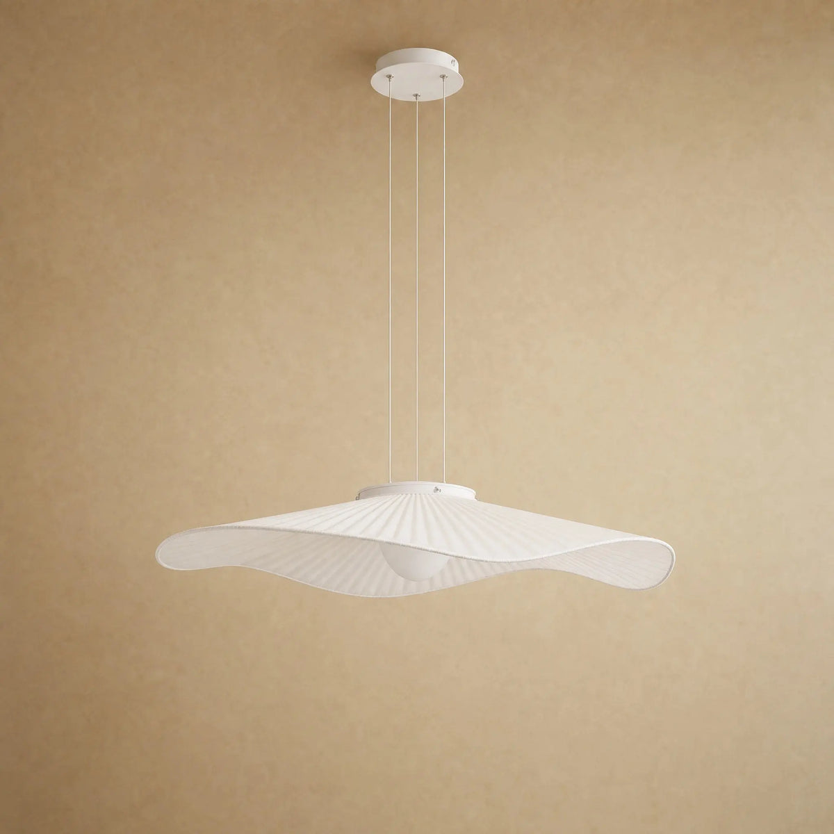 Suspension blanche Namiyo, voile de tissu plissé cintré en vague, montage suspendu | Delvanie