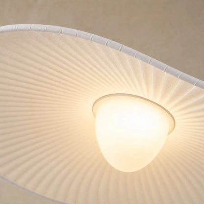 Détail du voile de tissu plissé Namiyo allumé, ourlet gainé et diffuseur ovoïde blanc | Delvanie