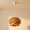 Suspension bois sculptée forme rose Rozenya sur fond beige chaud