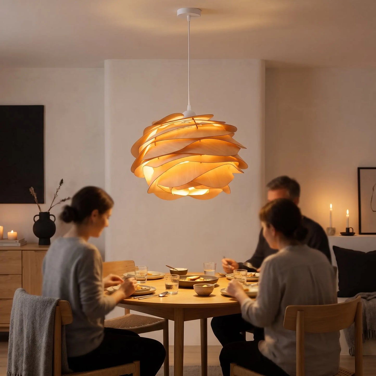 Dîner sous la suspension bois sculptée Rozenya dans une salle à manger chaleureuse