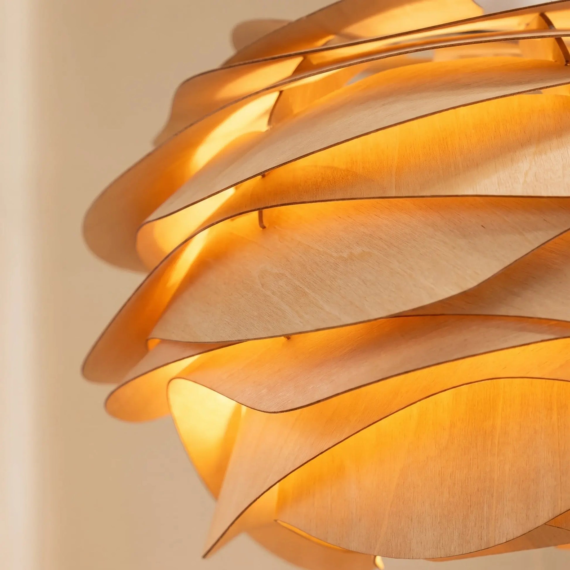 Détail des pétales en bois de la suspension bois sculptée Rozenya allumée