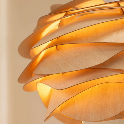 Détail des pétales en bois de la suspension bois sculptée Rozenya allumée