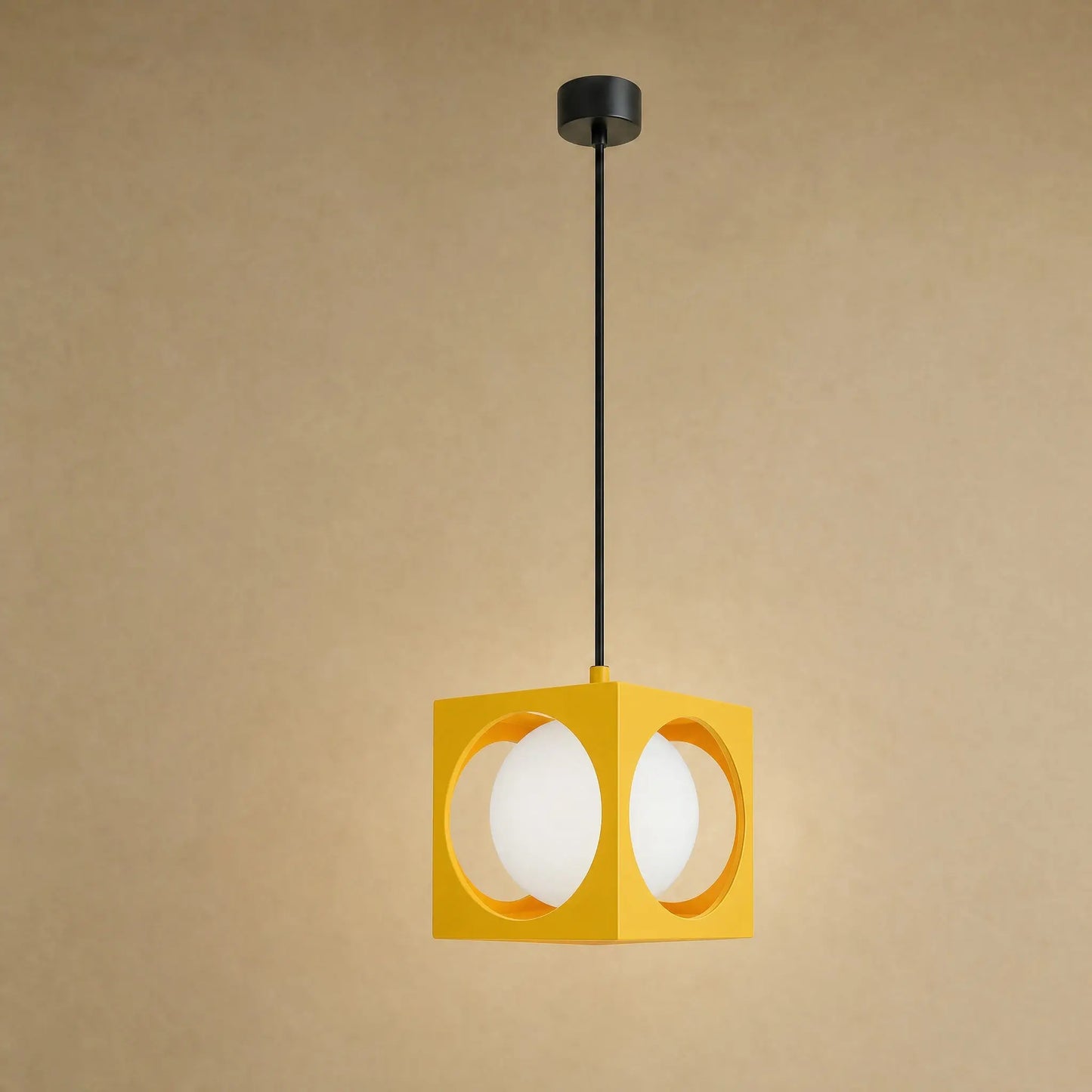 Suspension colorée Asobya, cube jaune en fer forgé et globe en verre opale | Delvanie