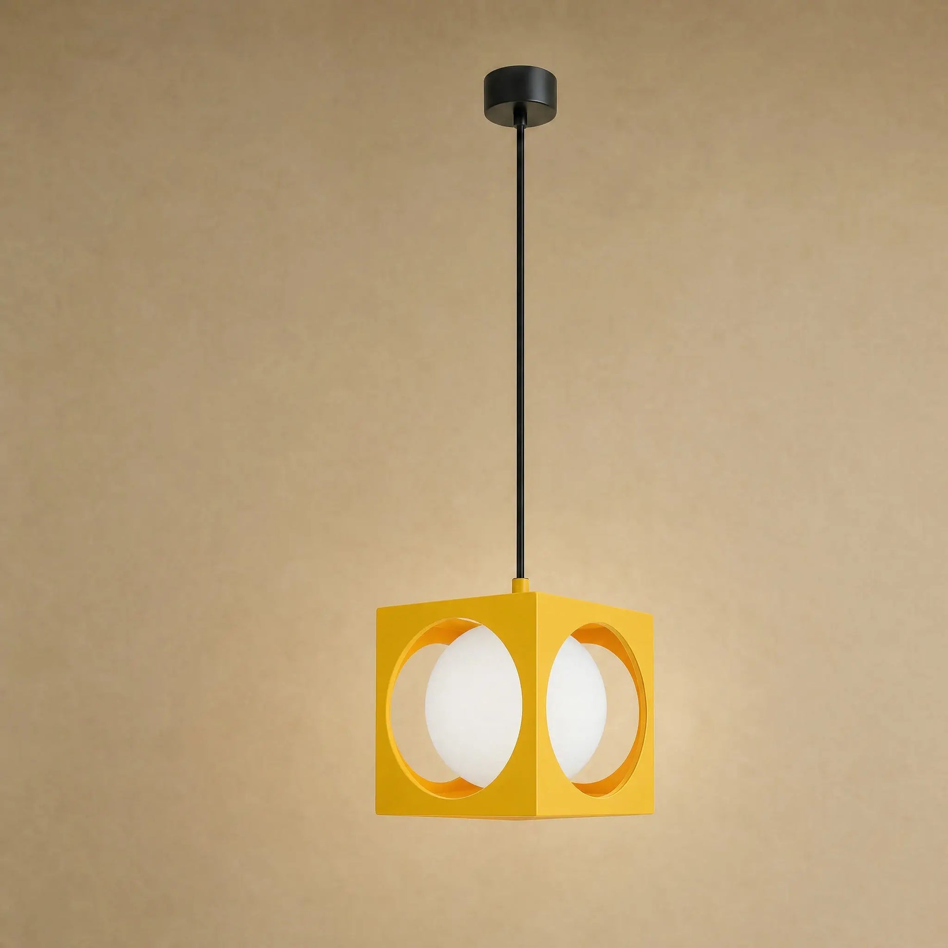Suspension colorée Asobya, cube jaune en fer forgé et globe en verre opale | Delvanie