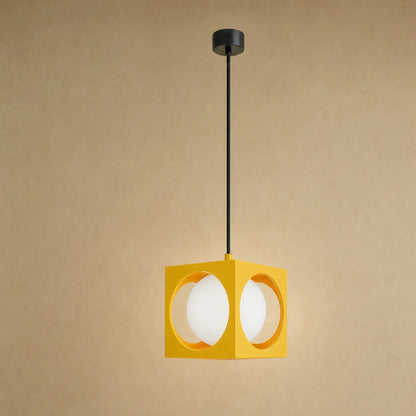 Suspension colorée Asobya, cube jaune en fer forgé et globe en verre opale | Delvanie