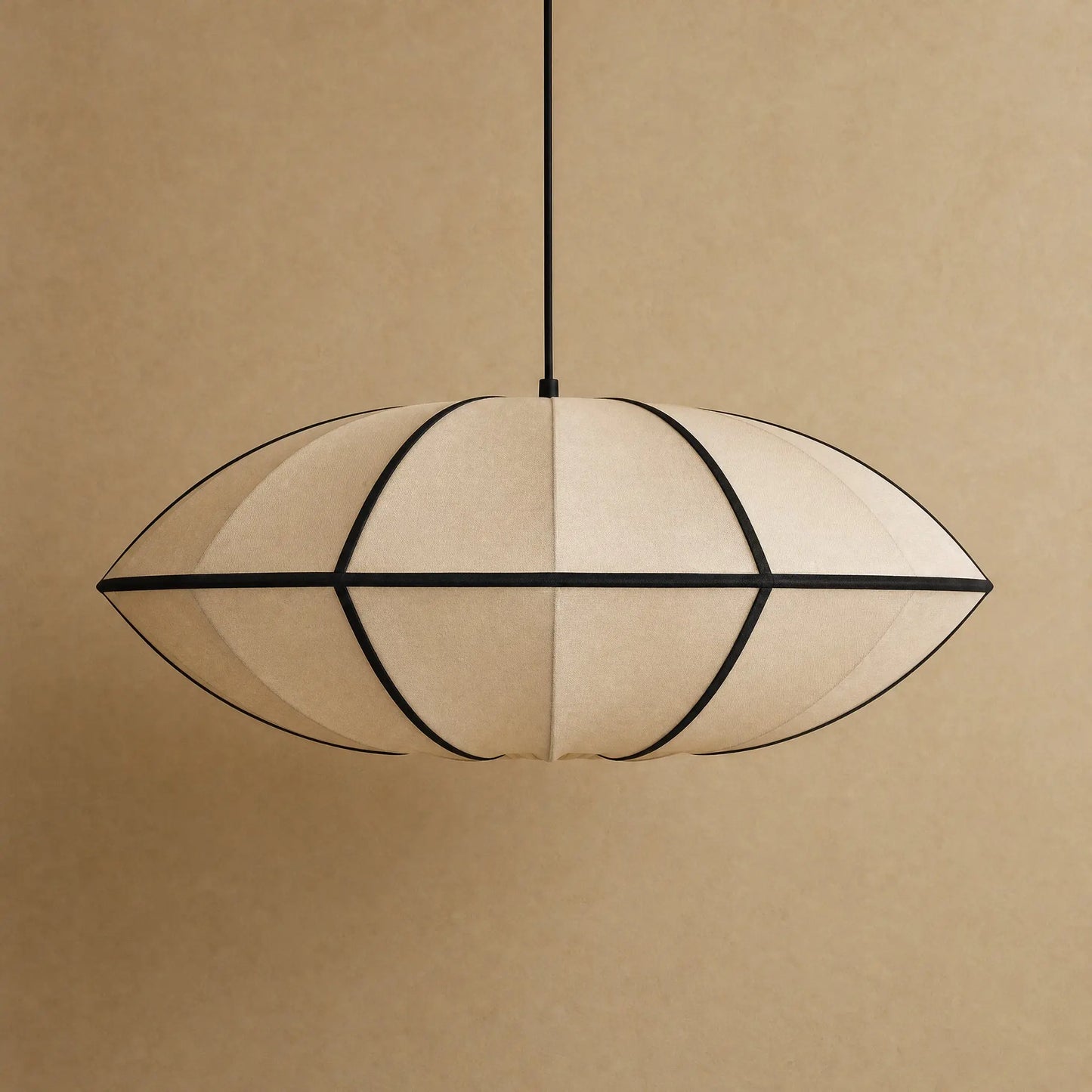 Suspension japonaise en soie Sétaya, packshot du modèle Soucoupe Beige sur fond minéral chaud | Delvanie