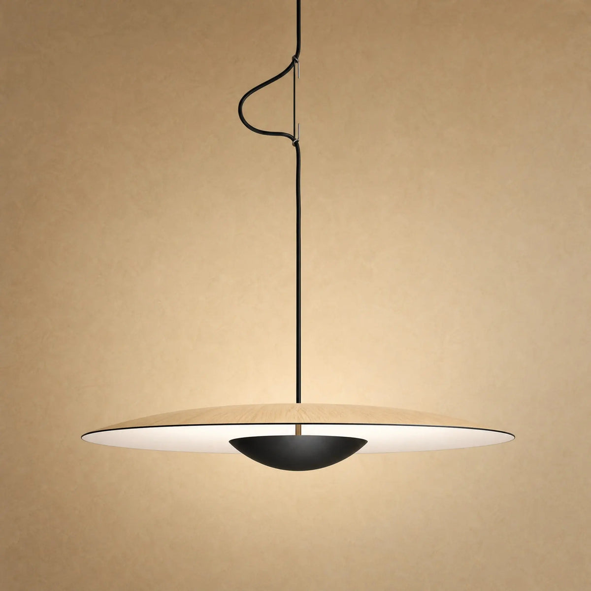 Suspension moderne à disque plat, finition effet bois, coupelle noire centrale sur tige de laiton